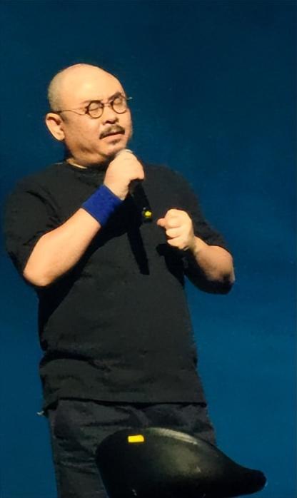 章子怡也没想到，离婚刚两年的54岁汪峰，竟走上了另一条上坡路