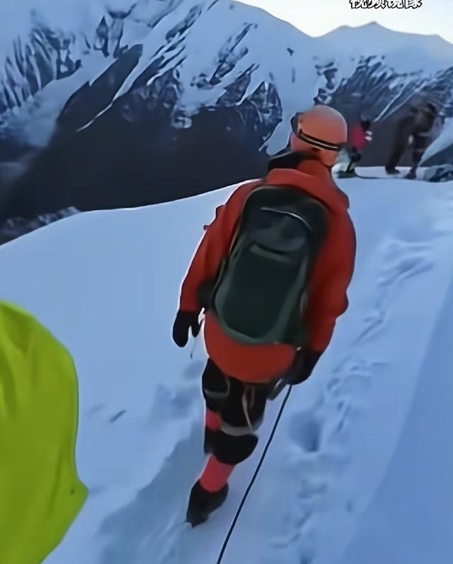驴友登5588米雪山滑坠身亡，摔倒时绝望呼喊,知情人:帮人拍照绊倒