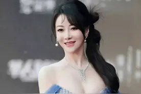 陈紫函真的太美了，抹胸礼服亮相大秀完美好身材！图片