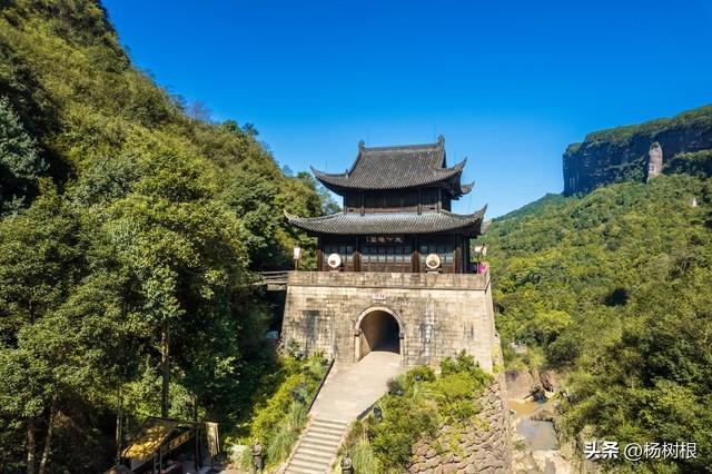 游剑阁叹古蜀道行难，走高速赞今四川玩易