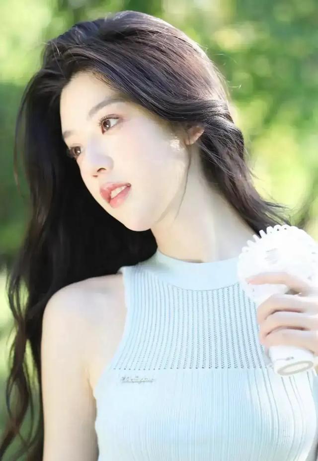 南通一校花美出圈了，清新脱俗，五官精致，倾国倾城，太迷人了！