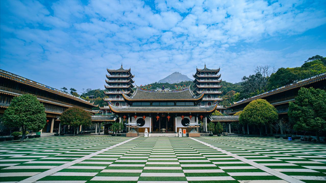 鼓山深处小众静谧寺庙，名气虽没涌泉寺大，但也是座绝美的观景台