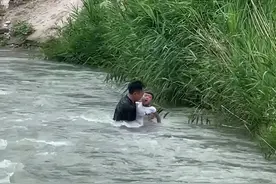 超燃！保定一男子变身“水上飞人”，20秒勇救落水儿童图片