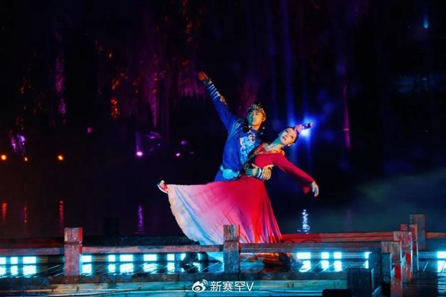 首场音乐光影水舞秀开场 游客在流光溢彩中感受赛罕热情