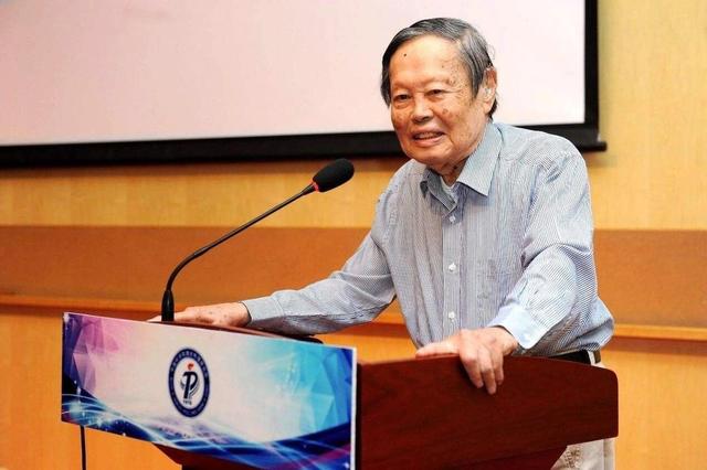 杨振宁追悼会今日举办，离世前状态曝光，摔跤酿祸，翁帆或早察觉