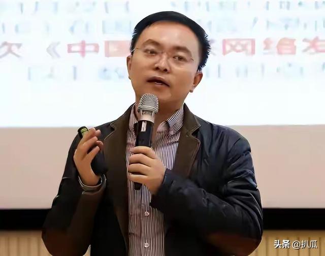 蔡磊传出好消息！终于能下楼溜达，见到儿子笑了，爷俩靠镜子交流