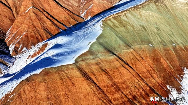 冬日限定！昌吉百里丹霞披上“三色纱衣”，红绿白交织宛如大地油画