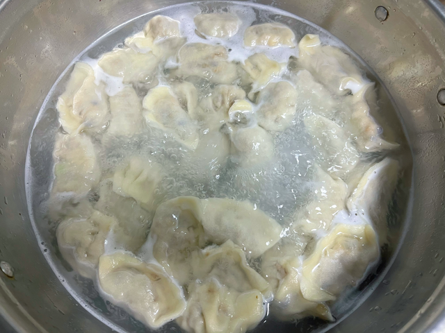 茄子包饺子，实在太好吃了！教你调馅方法，鲜嫩多汁，营养又解馋
