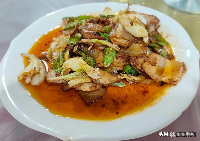在川西最沉默的古镇，与千年榕树共饮