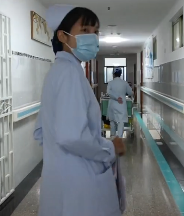 “最快女护士”张水华辞职后携老公直播秀恩爱	，称白岩松是自己恩人，辞职前有编制，暂时无带货计划