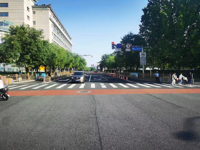 周日清晨的北京街道