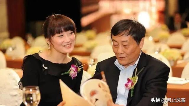 都是宗庆后基因，43岁宗馥莉和27岁宗婕莉，差距真的太大！