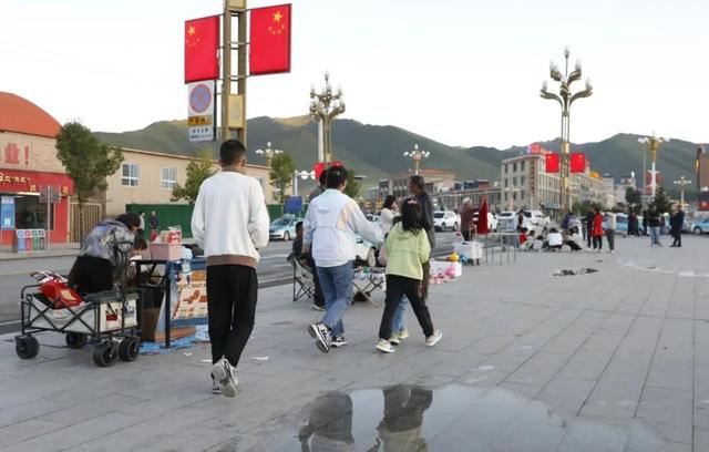 碌曲：旅游热度持续攀升，街头巷尾尽显热闹景象