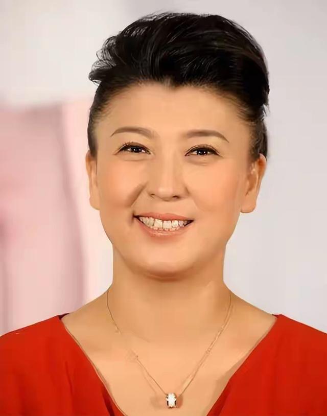 53岁闫学晶如今备受争议，现在看来赵本山与她分道扬镳也正常