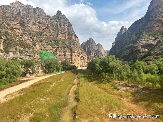 炳灵寺石窟造像跨越千年，石雕泥塑共有，佛道共存