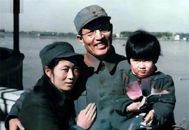 刘少奇从山东回来，对毛主席说：罗荣桓的资历在分局仅排倒数第二
