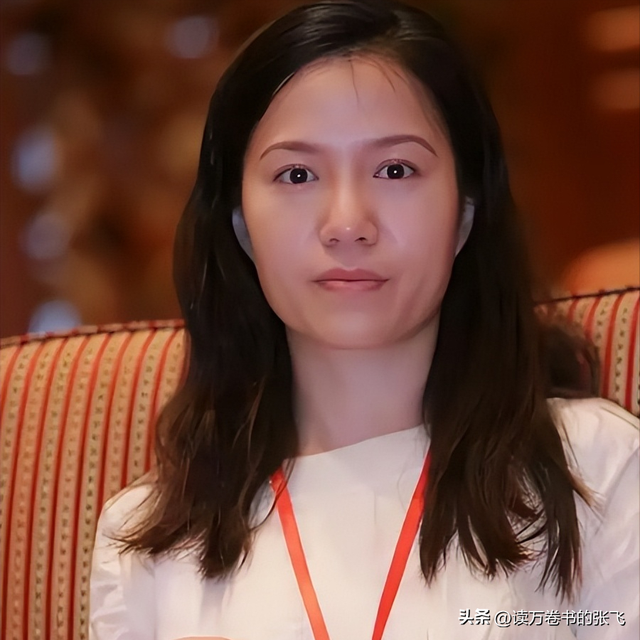 杨振宁走后1个月, 翁帆搬离别墅, 带走34箱东西, 那是她全部的财产