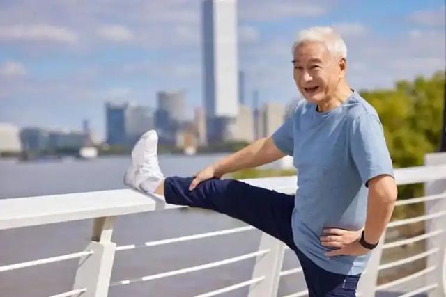 老人越散步命越短？专家：老人散步，这3点千万多留意，别不听劝