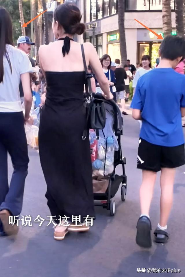 李念带3个孩子逛集市，小腹鼓起被疑怀四胎，13岁大女儿又瘦又高