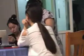 三个单身女儿假期在家面面相觑，愁坏老爸：姐妹三个什么时候能结婚图片