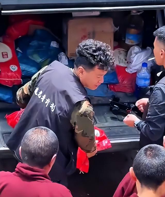 男子西藏遇到尼姑，住在4500米高的地方，吃肉修行，一闭关七八年