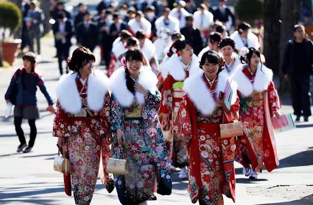 人民战争！日本民调67%支持高市，中国100%取消未来两周中日航班