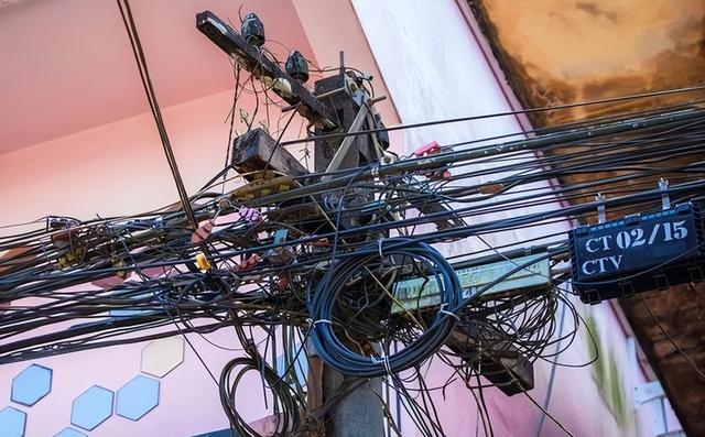 日本教授：看不懂中国，电线杆便宜不用，非要多花钱铺设地下电缆