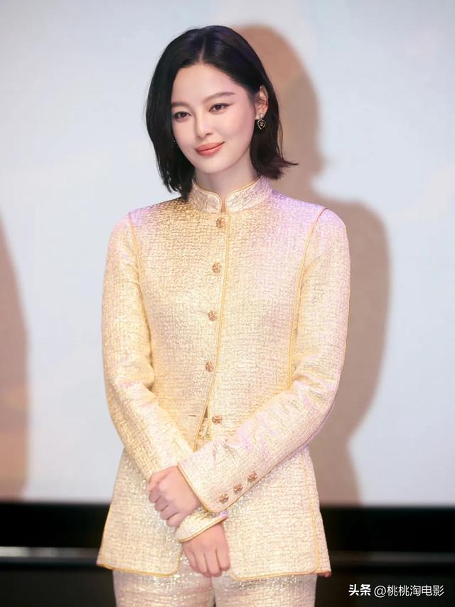 威尼斯影后辛芷蕾亮相平遥电影展，高定礼服珠宝点缀红气养人
