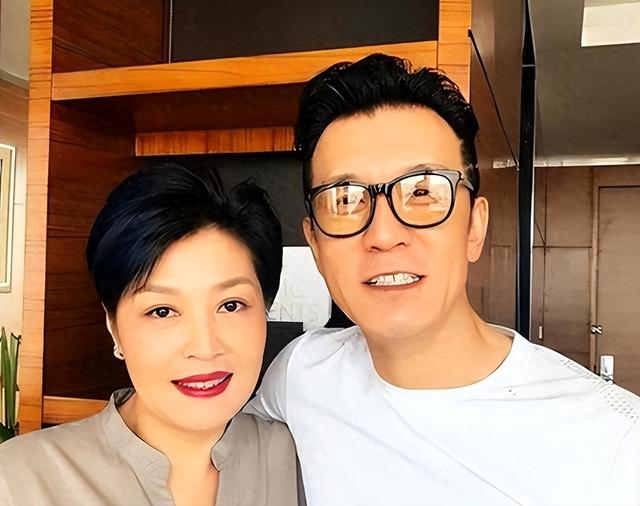 李咏：时隔多年死因被揭开，不是去美国玩乐，而是怕年迈双亲担心