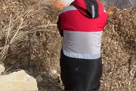 快递小哥春节值班灭火两不误图片