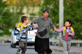 儿子36岁不结婚，56岁母亲为了传宗接代，直接自己生下双胞胎图片