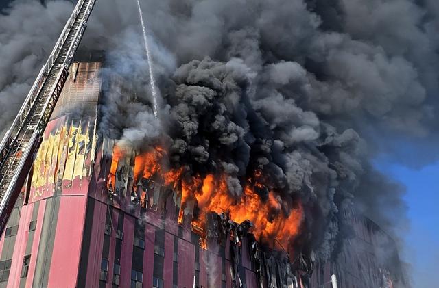 烧了60小时！亚洲最大时尚物流中心突发大火：超1000万件衣鞋被烧毁，许多还未发货