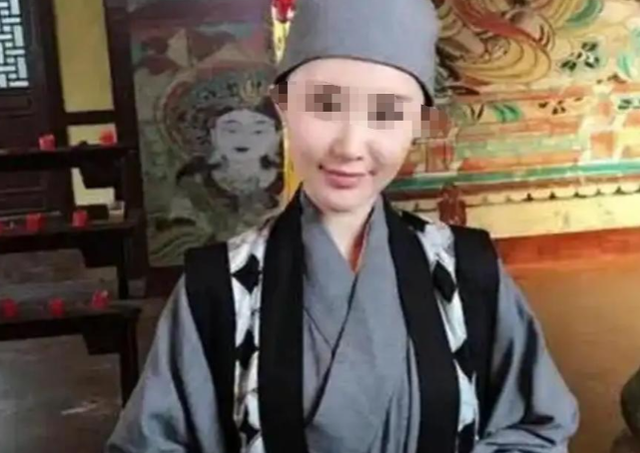 揭秘尼姑庵真相：表面佛门实则妓院，穿黑丝戴假发，香客人来人往