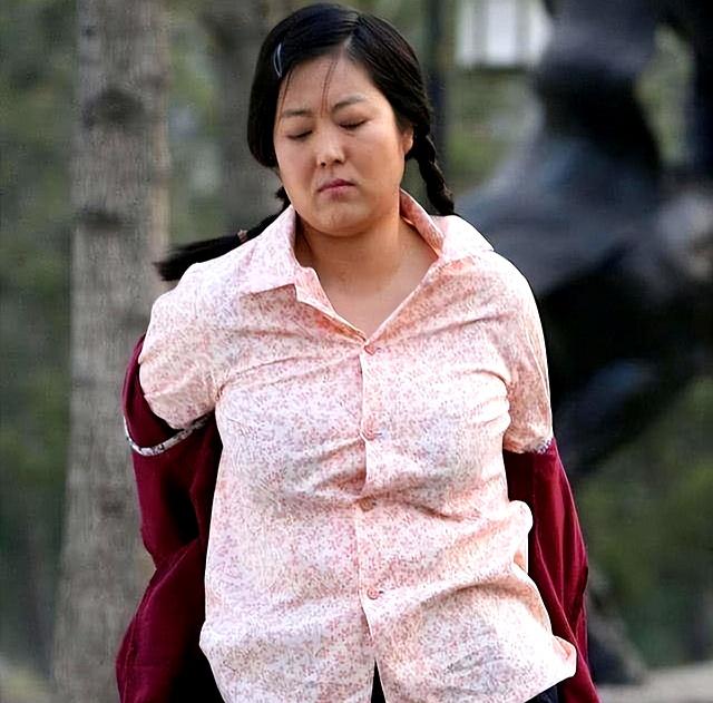 上了年纪的女人，中年难逃“三大变丑定律”，中一个就显老十岁