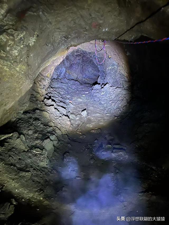 莱芜苗山镇铜山村里的汉代铜矿洞