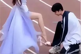 漂亮学姐在操场上练习舞蹈，网友：这男孩儿已经成全校男生的公敌图片