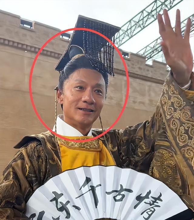 心酸！65岁港星景区打工，当年比肩刘德华，现如今成了酒糟鼻老汉