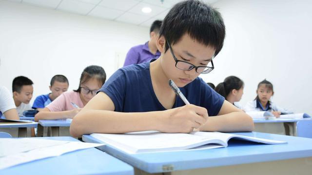 毁掉一名初中生，最快的方式：2个字！