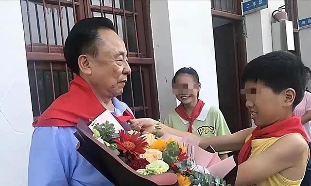 包养多名情妇，生下11个私生子，75岁还在潜逃要生娃！他是谁？