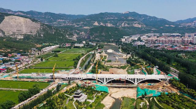 净因桥建设工地施工人员正在安装护栏