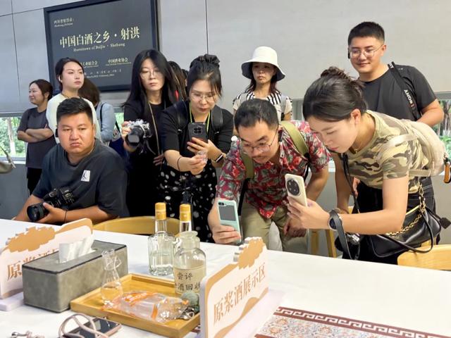 中宣部带队50余名记者,为何集体“沉醉”射洪?