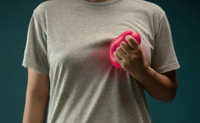 乳房胀痛是正常生理期？提醒：若出现这2种情况，可能是疾病信号
