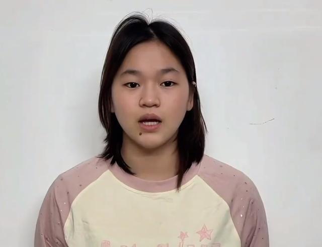 全红婵归队了！她变化真大	，身材高挑颜值抢眼，留了长发气场强大