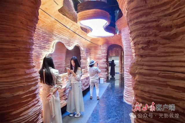 甘肃敦煌：洞窟式公共卫生间成热门打卡地
