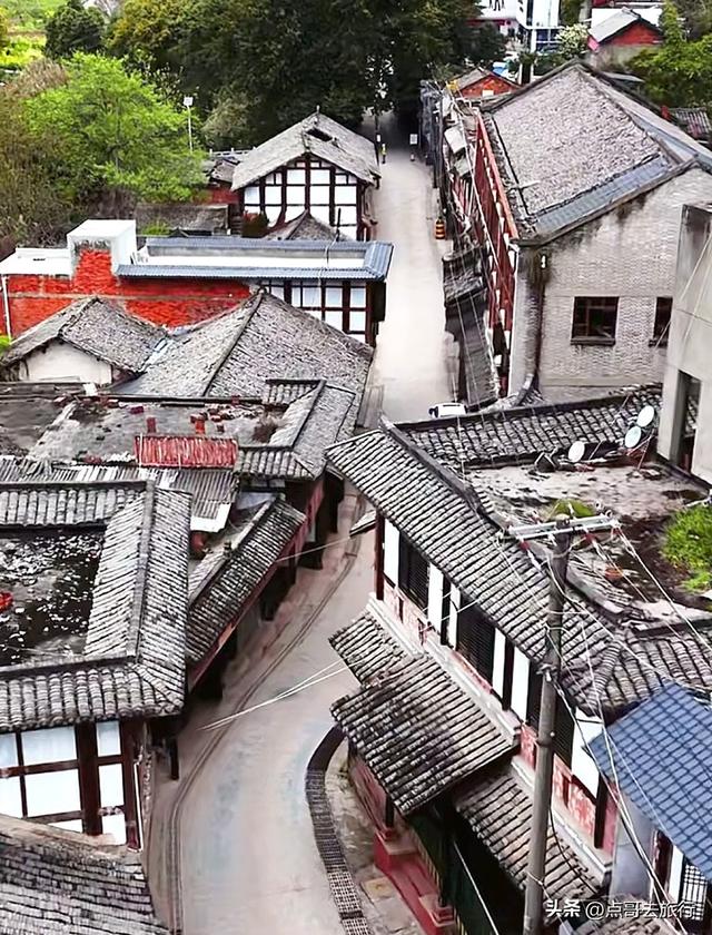 成都龙泉山被冷落的古场镇，街上空无一人，美食诱人被严重低估！