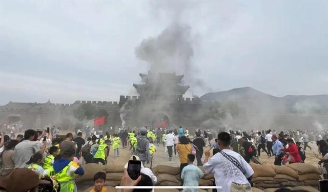 山东一景区NPC带着数百游客“攻打县城”，游客：特意买了三把道具步枪，体验感满满