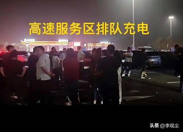国庆3大名场面：国内景区人挤人，东非草原大堵车，电车卡在高速