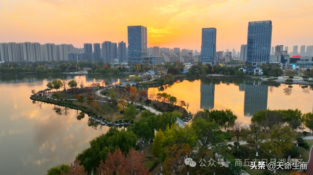 商丘日月湖景区：当橙红天幕吻过粼粼波光