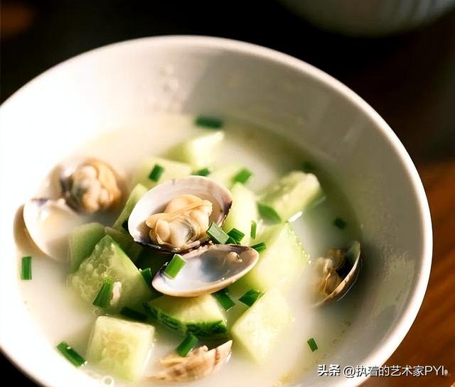 丝瓜大量上市！提醒：二者万不可同吃，夏天正吃丝瓜时，牢记禁忌