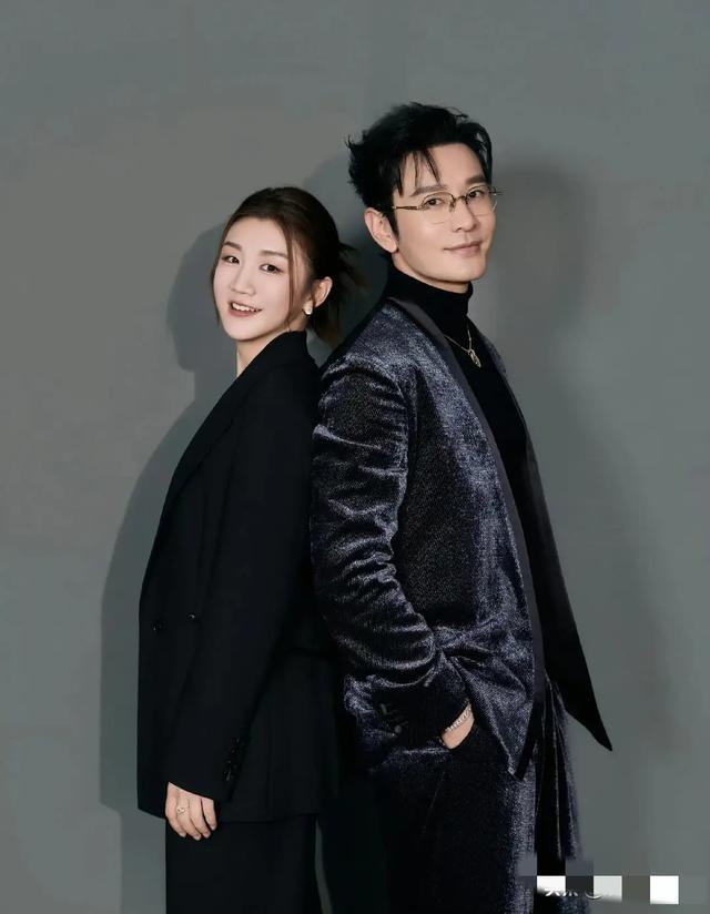 陈梦发布和表哥黄晓明合照配文：这不巧了，酷妹碰到了帅帅的哥！